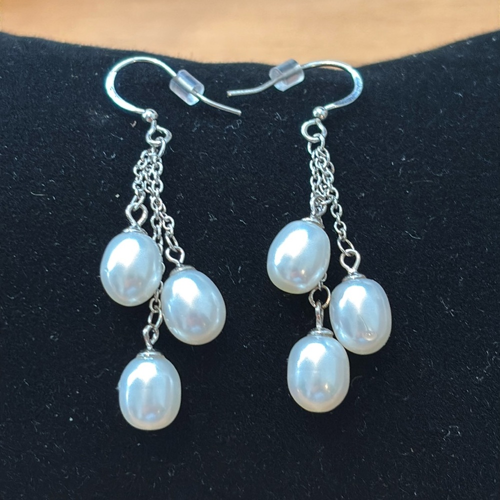 3 pearl drop earrings in silver (925) setting.